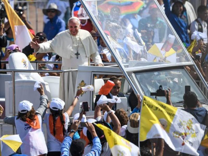 El papa Francisco bendice a la multitud durante la plegaria del Angelus, en la ventana de su estudio con vistas a la Plaza de San Pedro, en el Vaticano, el domingo 4 de julio de 2021. (AP Foto/Alessandra Tarantino)