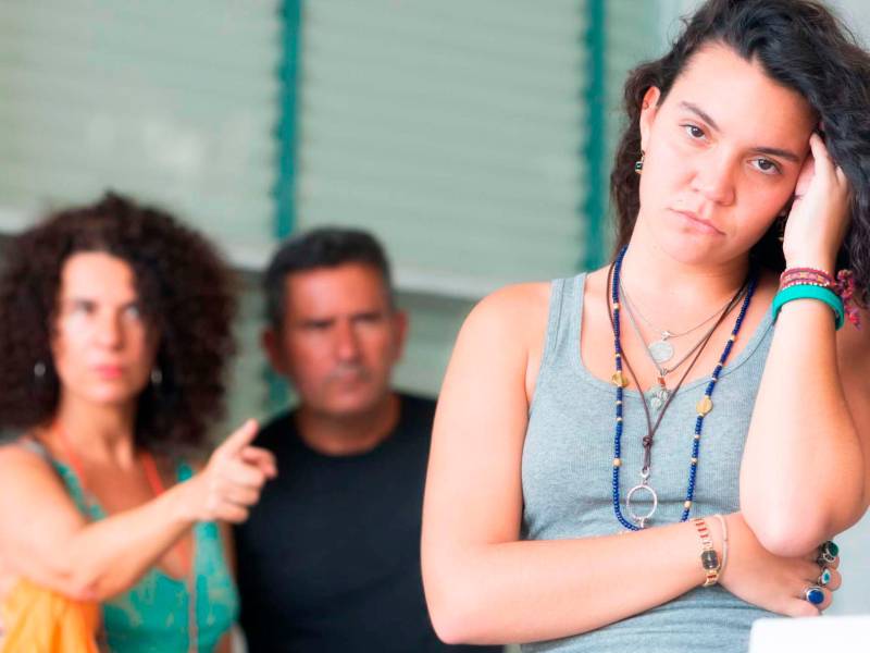 No prohibir en extremo todo, pues eso solo motiva al joven aquerer hacer las cosas por rebeldía.