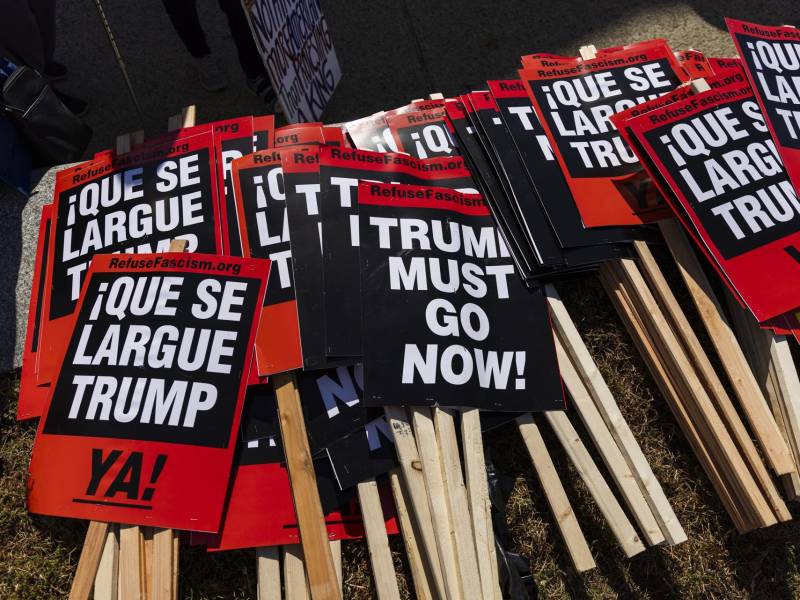 Manifestantes se reúnen en una concentración denominada “Trump Must Go Now” (Trump debe irse ya) en el National Mall, un año después de que el presidente de Estados Unidos, Donald Trump, fuera elegido para un segundo mandato, en Washington, D.C.