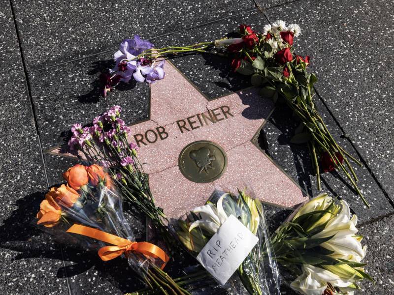 Fans dejaron flores en la estrella del director, ubicada en el Paseo de la Fama de Hollywood.