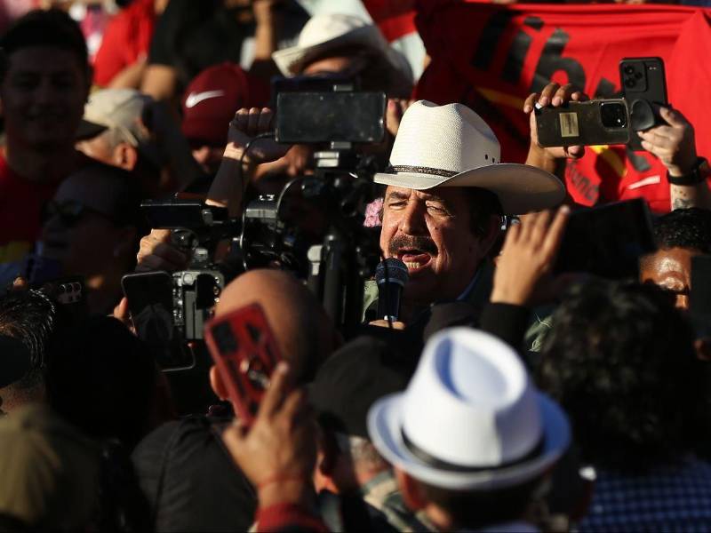 El expresidente de Honduras, Manuel Zelaya, rodeado de seguidores de Libre en los bajos del Congreso Nacional.