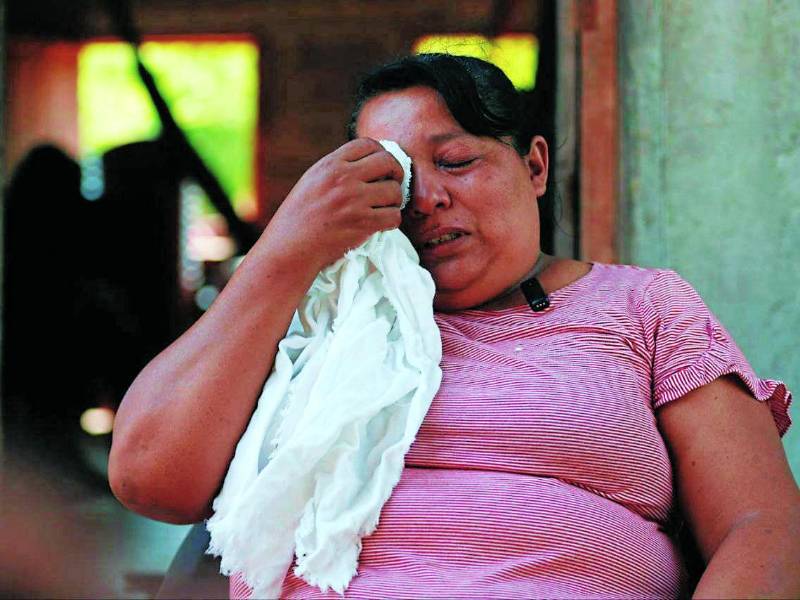 Doña Elvia Torres en conversación con el cónsul en México.