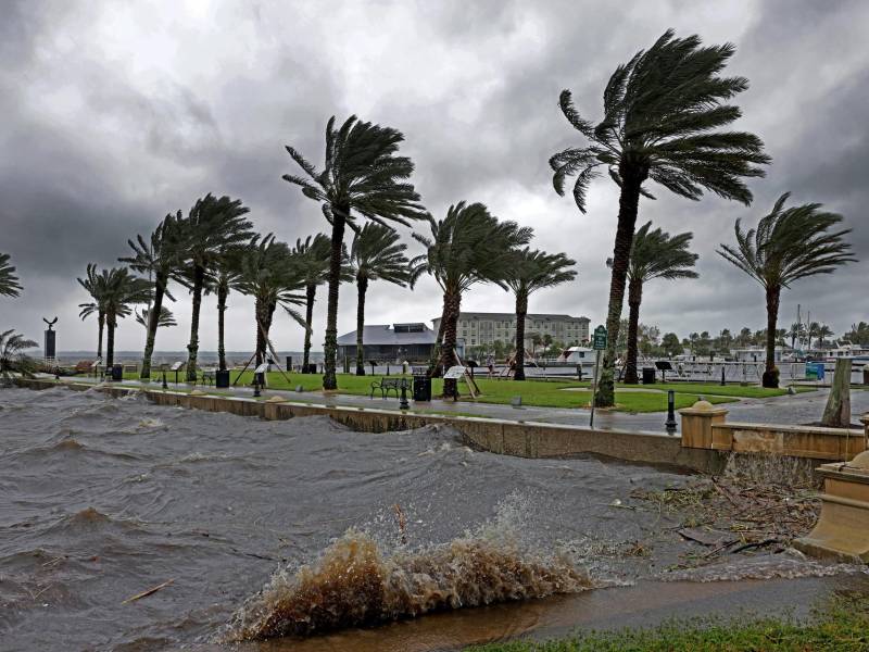 Hilary presenta vientos máximos sostenidos de 185 kilómetros por hora,