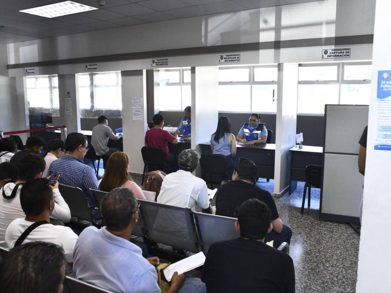 Luego de varias horas bajo el sol, conductores pasan a la toma de datos y fotografía.
