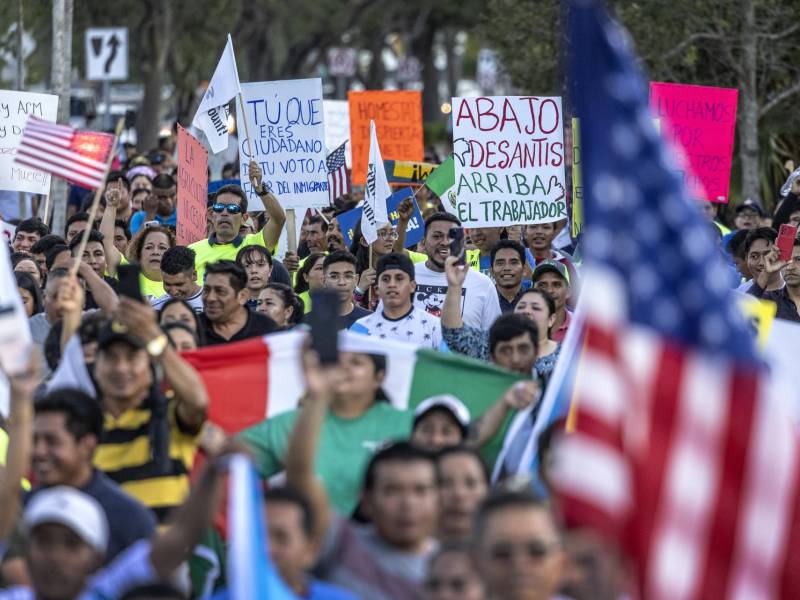 Miembros de la comunidad inmigrante del sur de Florida se manifiestan contra la ley de inmigración SB1718 de Florida, en Homestead, Florida.