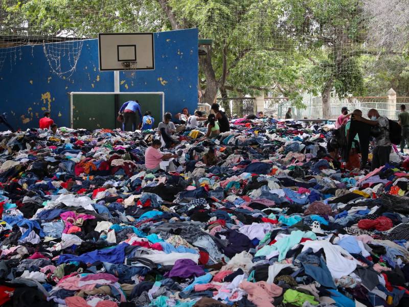 Personas seleccionan ropa en La Guaira (Venezuela). EFE/ Raúl Martínez