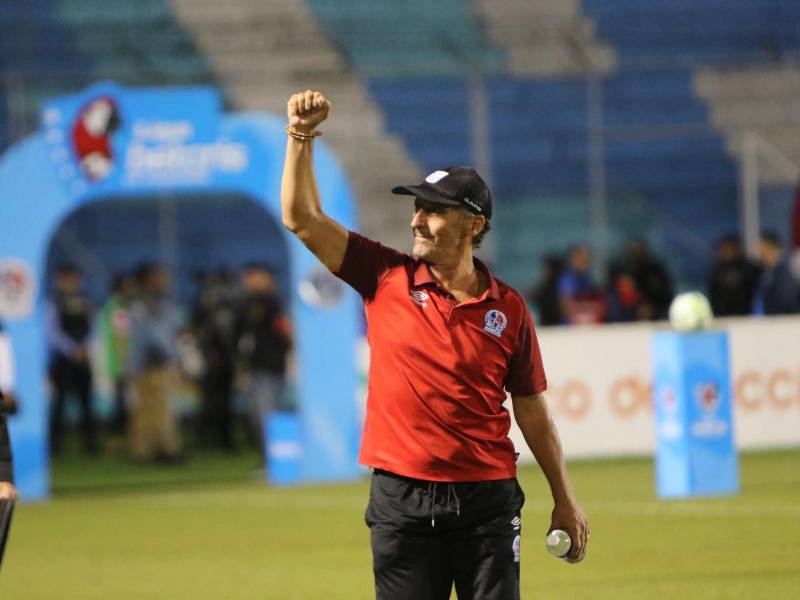 Pedro Troglio ganó su séptimo título con Olimpia desde su llegada en 2018 y se convirtió en el DT con más ganador en Honduras.
