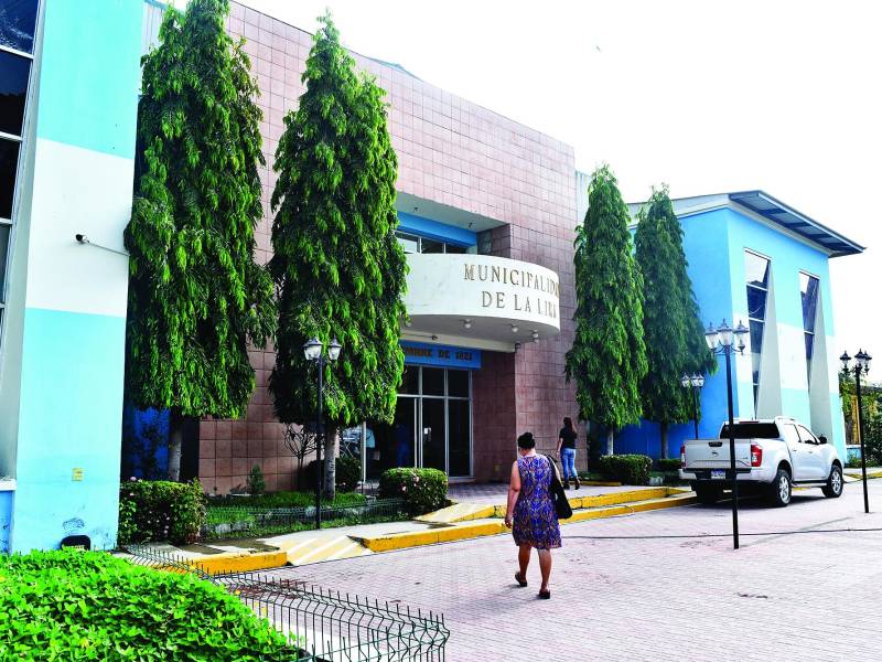 <b>Los empleados llegan a la comuna, pero a la mayoría les deben hasta nueve quincenas de pago.</b>