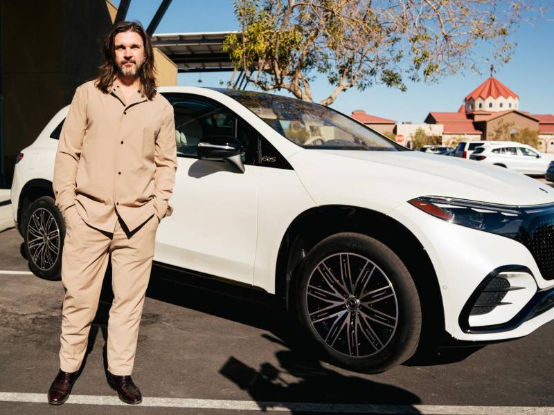 “El álbum en general habla mucho de las relaciones con las personas, y musicalmente volví a la parte más orgánica de la guitarra, de la batería, del rock, del funk”, describió el cantante nacido en Carolina del Príncipe, Colombia.