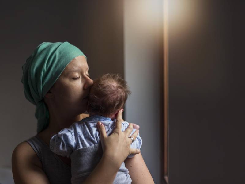 El apoyo emocional y físico de la pareja y demás seres queridos a la madre afectada es crucial para enfrentar esta etapa con una mejor actitud y menos impacto hacia el bebé.