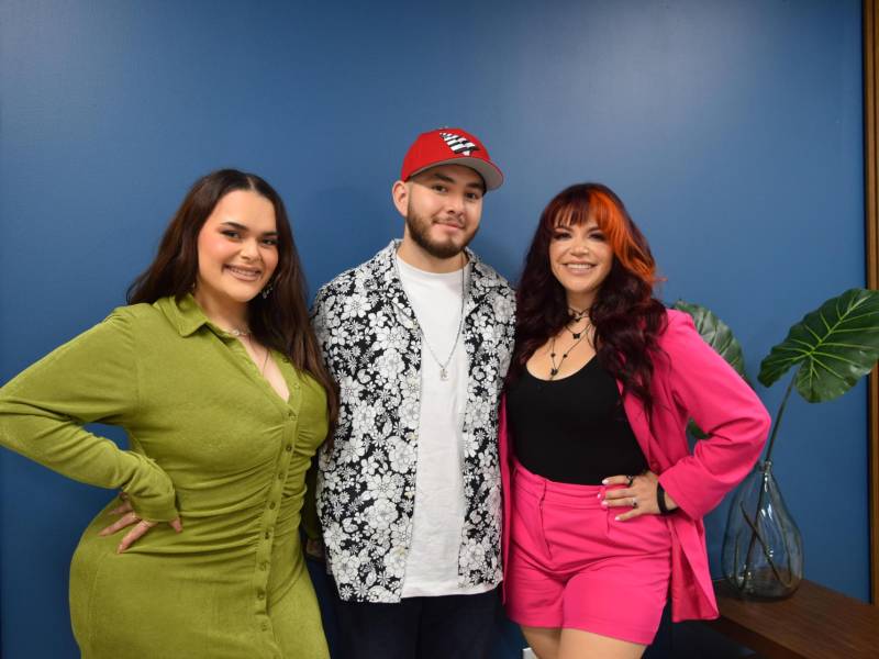 Los hijos de la cantante estadounidense de origen mexicano Jenni Rivera, (de izq. a dcha.), Jenicka, Johnny y Jacqie posan para EFE durante una entrevista el 26 de junio de 2023, en Miami, Florida (EE.UU.)