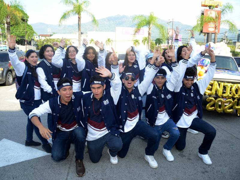 Con júbilo, pitoretas y coloridos globos los futuros bachilleres de Little Feet/Big Step Institute realizaron la tradicional Senior Entrance. Actividad que los estudiantes realizan para conmemorar su último año de colegio. Los jóvenes primero desayunaron en el restaurante Denny´s para luego partir en caravana a su querida institución.