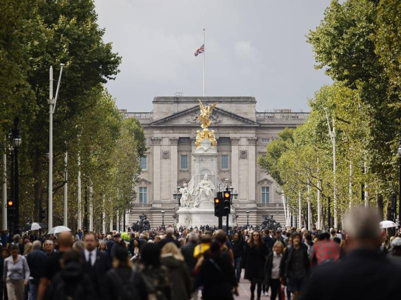Salvas de cañón, ofrendas florales y los sentidos homenajes de representantes de la vida pública británica marcan este viernes el principio del adiós a Isabel II, que culminará con un funeral de Estado en Londres dentro de unos diez días.