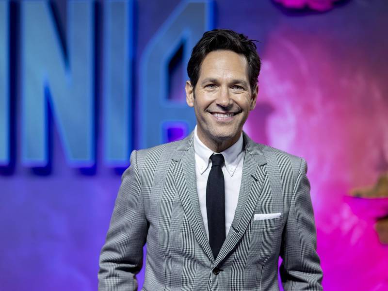 Paul Rudd es actor, productos y director. Cumple 54 años el 6 de abril. Nació en Passaic, Nueva Jersey. Sin embargo, su madre era originaria de Surbiton, Inglaterra, y su padre era de Edgware. En 2021, Paul fue elegido como el “hombre vivo más sexy” por la revista People.