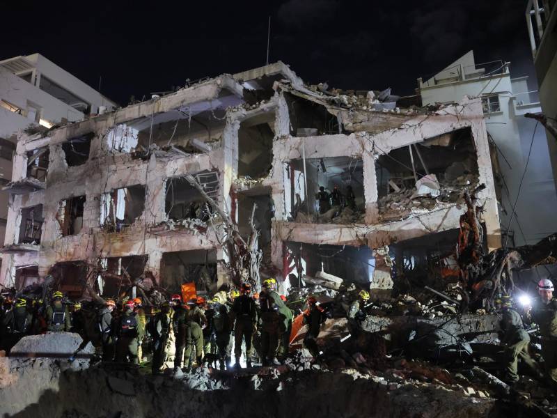 Servicios de emergencia en el lugar donde un misil iraní impactó un edificio en Tel Aviv, Israel, el 28 de febrero de 2026.