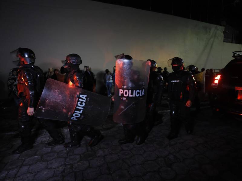 Integrantes Policía de Ecuador custodian este jueves, a las afueras de la cárcel El Inca en Quito (Ecuador). EFE/ José Jácome