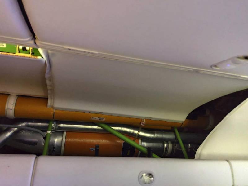 Pasajeros tomaron fotografías de los daños en la aeronave de Air Europa que tuvo que aterrizar de emergencia en Brasil.