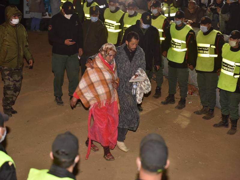 Los padres de Rayan, el pequeño de 5 años que el pasado martes cayo a un pozo en Ighran, en la provincia de Chefchaouen, abandonaban la zona después de que los equipos de rescate recuperaran el cuerpo sin vida del niño. EFE/EPA/Jalal Morchidi
