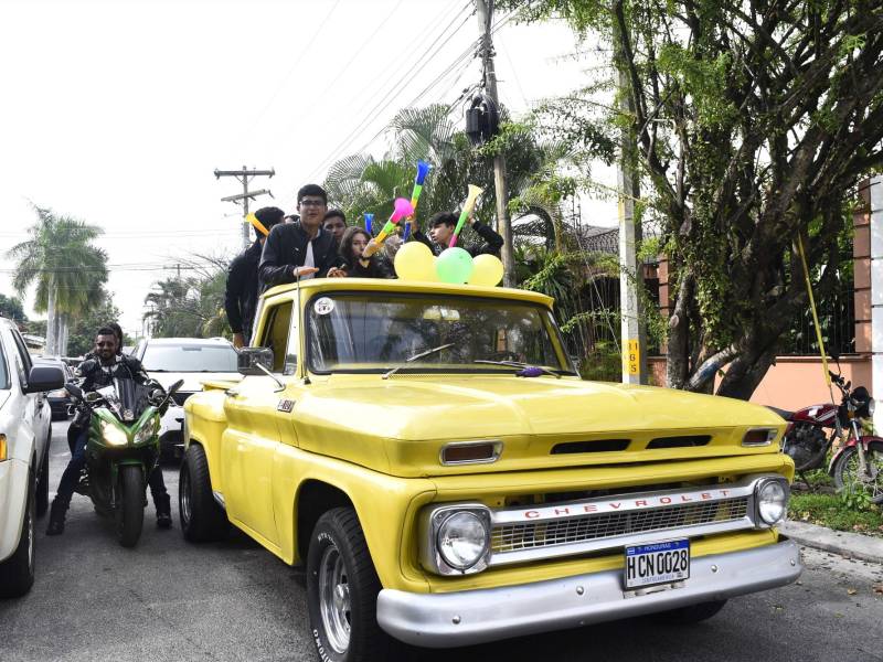 Carros y motos clásicas fueron parte del recorrido que los seniors realizaron hasta su colegio.
