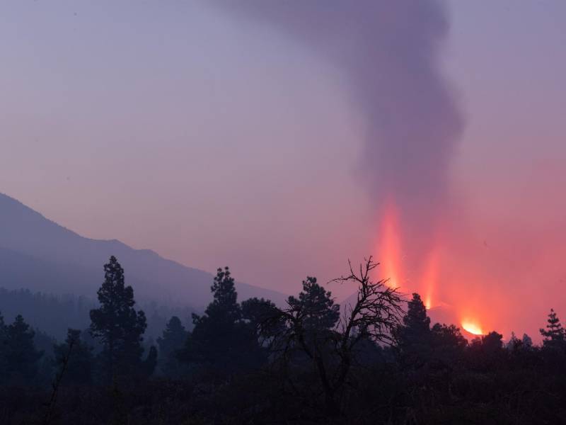 Cúmulo de ceniza del volcán deja inoperativo el aeropuerto de La Palma