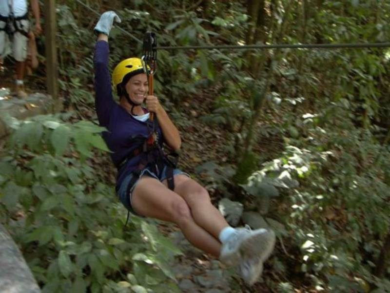 En La Ceiba también puede hacer canopy, una experiencia única.