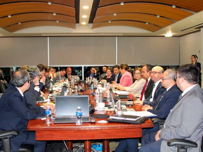 <b><span class=mln_uppercase_mln>Archivo.</span></b> Los técnicos del FMI en reunión con el Gabinete Económico.<span class=mln_uppercase_mln> </span>