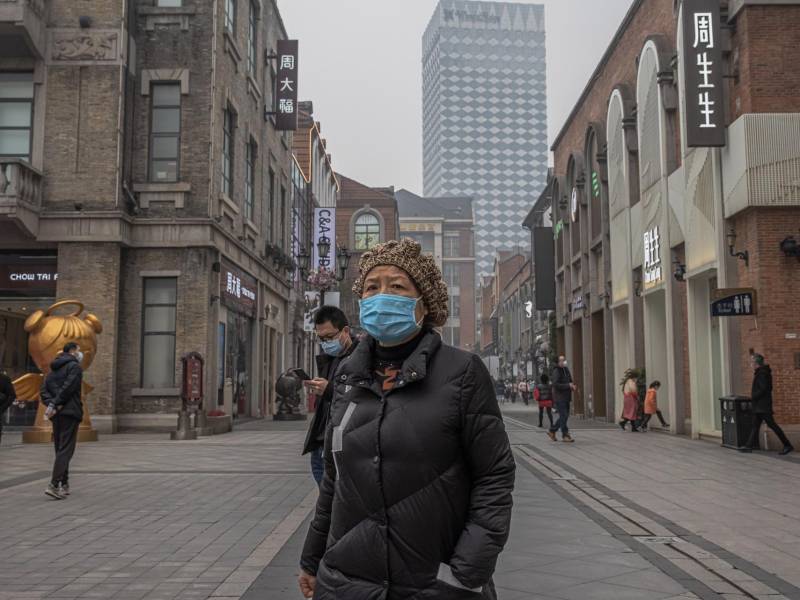 Imagen de 2021 de una mujer con mascarilla en Wuhan, China, foco del coronavirus.