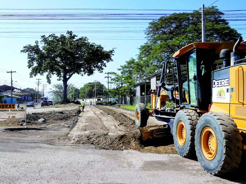<b>Los trabajos de terracería en la ampliación de la avenida Júnior avanzan.</b>