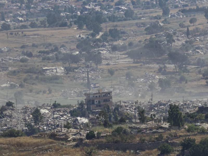 El Ejército israelí aseguró este sábado a mediodía que está comprometido con el alto el fuego suscrito con la milicia libanesa Hizbulá —que también confirmó que la tregua está en vigor desde ayer— y que ha continuado atacando en su país vecino en supuesta represalia a proyectiles lanzados por el grupo libanés. EFE / Magda Gibelli.