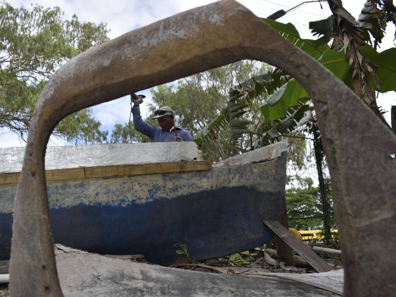 Cada pieza que se desecha de otra embarcación, Santos Paguada la vuelve útil para las lanchas que el construye en el Caribe de Honduras.