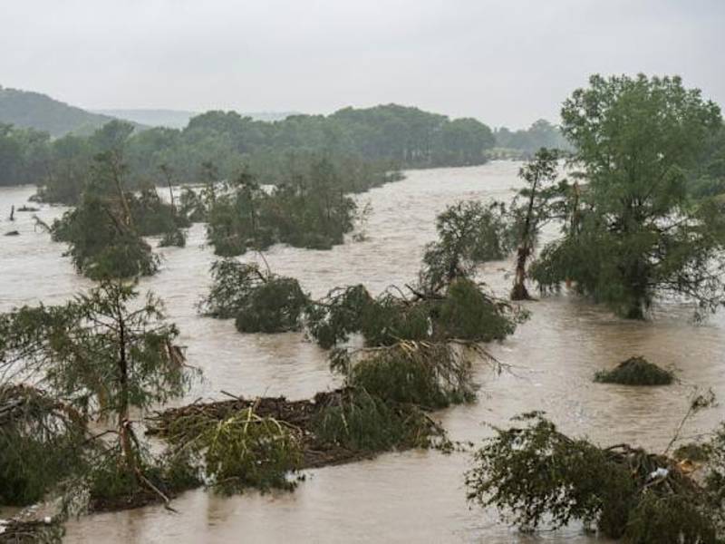 Lluvias frenan la búsqueda de desaparecidos por inundaciones en Texas.