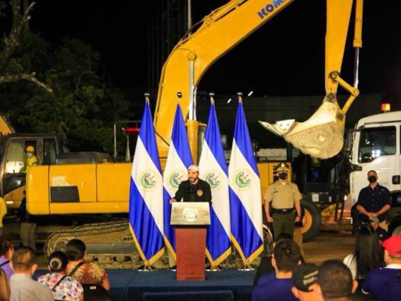 Bukele colocó la primera piedra del hospital veterinario público que se construirá en El Salvador.