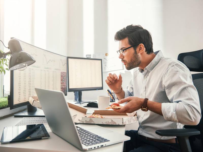 Es necesario que se tome su tiempo para comer, hacerlo frente a la computadora puede ser hasta perjudicial para su salud mental. Además de las bacterias que se acumulan en los escritorios.