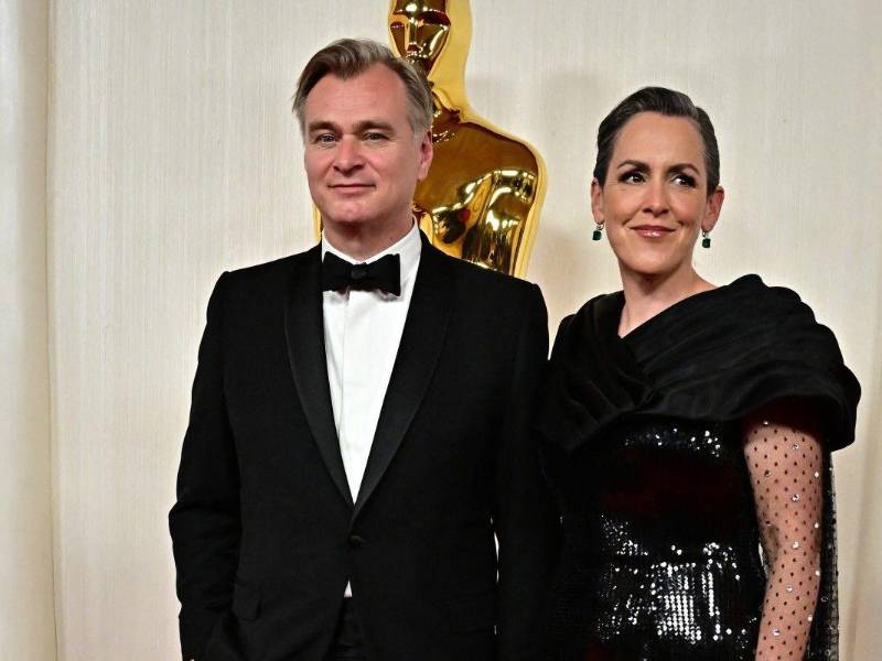 Christopher Nolan, director de la premiada película ‘Oppenheimer’, y su esposa Emma Thomas.
