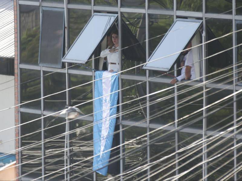 López cuando los simpatizantes llegaron a la sede del CNE.