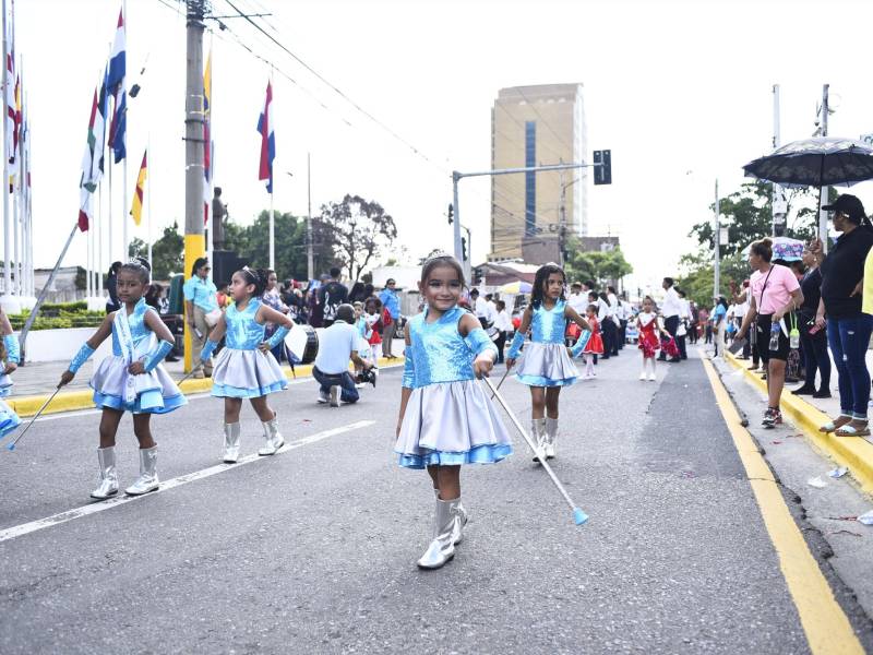 Con alegría y fervor patrio, más de 400 niños que cursan educación prebásica desfilaron este miércoles para conmemorar los 202 años de independencia de Honduras.