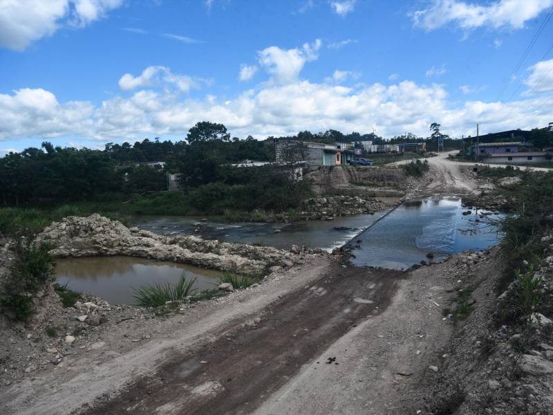 El paso por el río San Juan es por una plancha de cemento para vehículos pesados y por un puente Bailey para los livianos y los peatones. Esa también es una obra pendiente en el sur de Lempira e Intibucá.