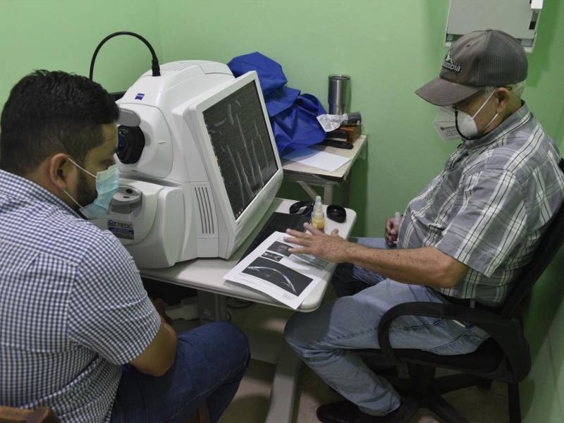 Las primeras alarmas de <b>glaucoma </b>son: dolores de cabeza frecuentes y perdida del campo visual, lo que la gente llama comúnmente como “Reojo”.