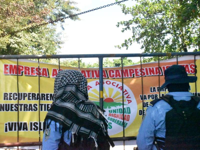 En los últimos meses han proliferado las invasiones de fincas de banano por parte de campesinos que reclaman tierras que aseguran les fueron expropiadas hace varios años.
