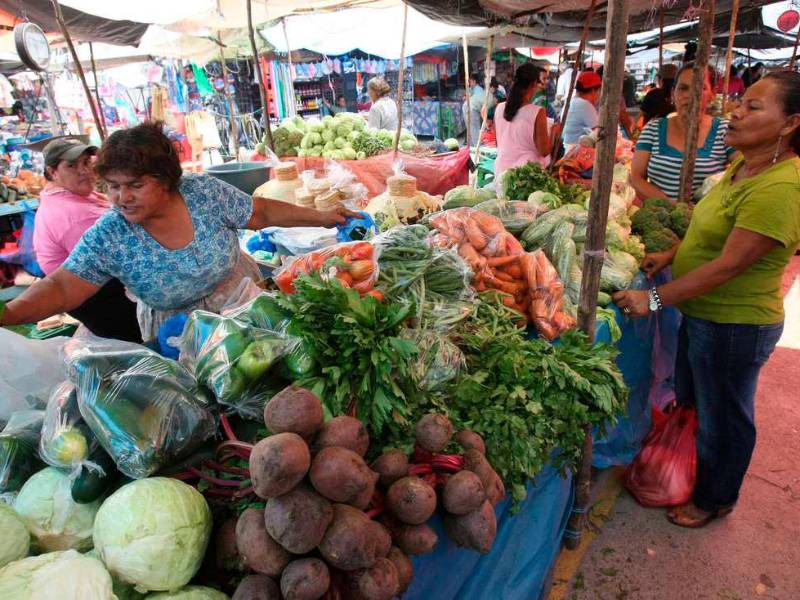 <b><span class=mln_uppercase_mln>Crisis.</span></b> La población ve cómo semana a semana el precio de los alimentos sube en los mercados.