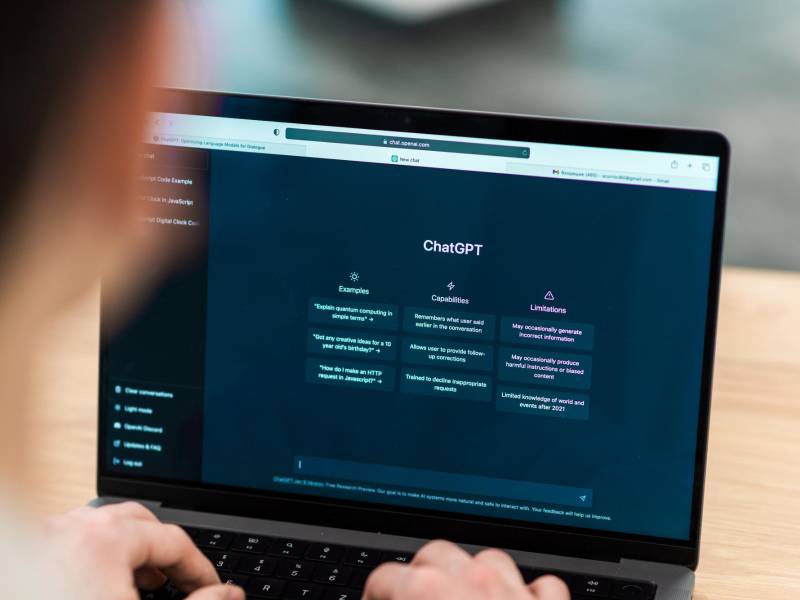 El uso de ChatGPT se extendió en 2024 en centros educativos públicos y privados de las áreas urbanas. Esta herramienta ha desplazado a Google y Wikipedia que, hace poco tiempo, los estudiantes utilizaban para hacer tareas.