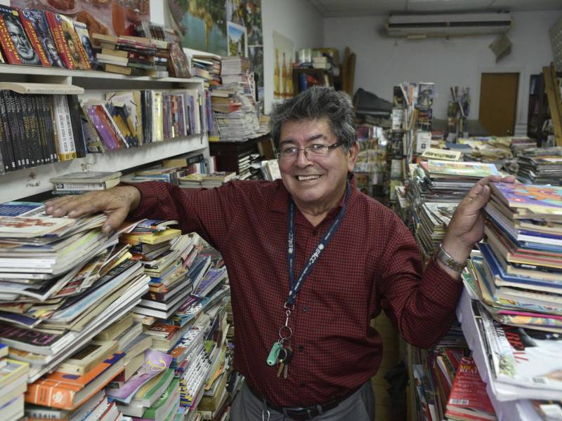 Tiene una silla donde descansa y lee mientras los peatones se detienen a leer sus libros; hay tanto nuevos como usados y de diversos géneros. Foto: Héctor Cantarero.