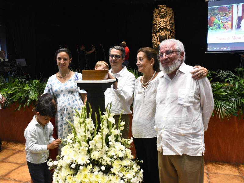 La familia Pastor de María y Campos junto a las cenizas de Teresa Campos de Pastor.