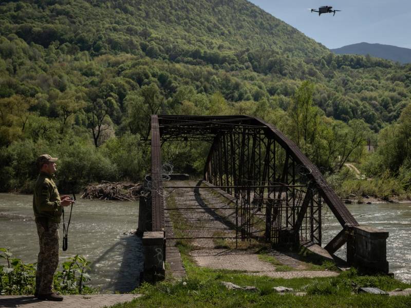 Un guardia fronterizo ucraniano opera un dron sobre el río Tisza, donde han muerto hombres buscando huir a Rumania.