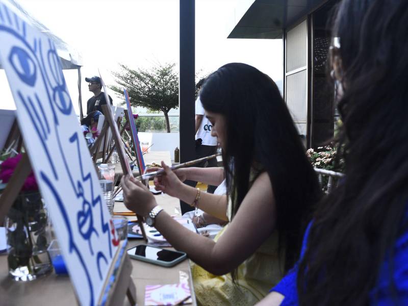 Arte, entretenimiento y exquisita comida fueron parte de la tardeada que “Arte Somos” preparó en colaboración con Restaurante Mangata. Cada asistente pudo dibujar y pintar a su gusto, mientras compartía opiniones con sus acompañantes y con el equipo del emprendimiento mencionado. Esta actividad lúdica tuvo lugar en Torre Terravista, donde la altura y el buen clima se complementaron para dejar un momento memorable en cada asistente.