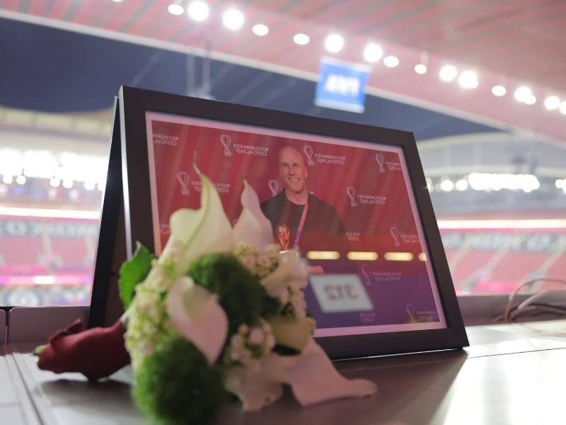 Así se vivió la previa del partido entre Inglaterra y Francia, empezando con el homenaje al periodista estadounidense, Grant Wahl.