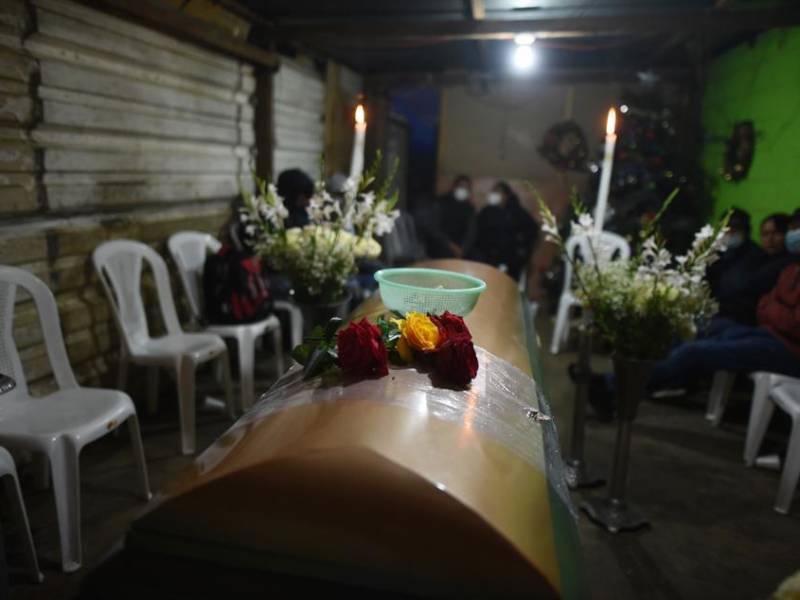 Familiares y amigos asisten al funeral de Daniel Arnulfo Pérez.