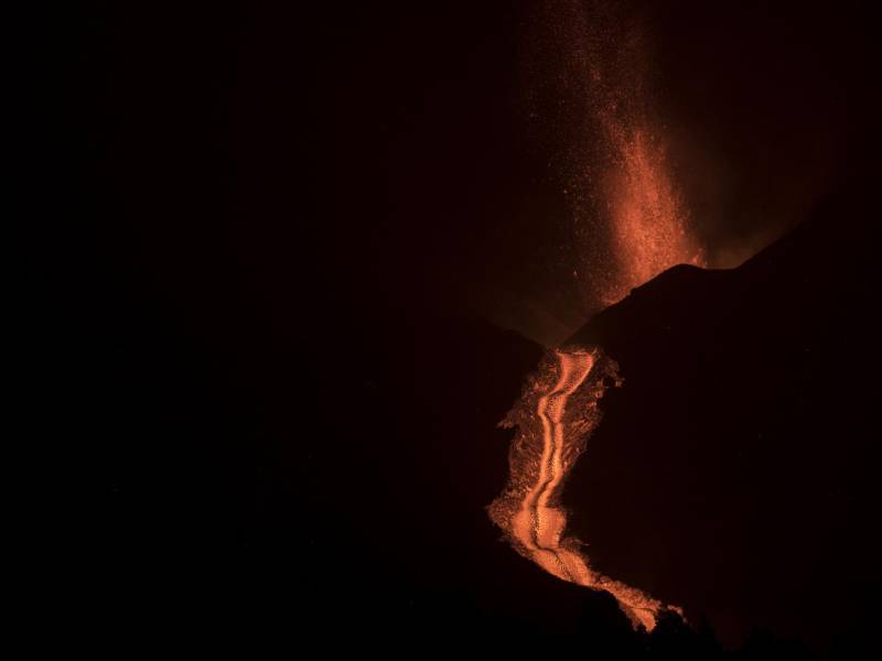 Una nueva erupción del volcán La Palma arrojó un río de lava hacia la devastada isla.