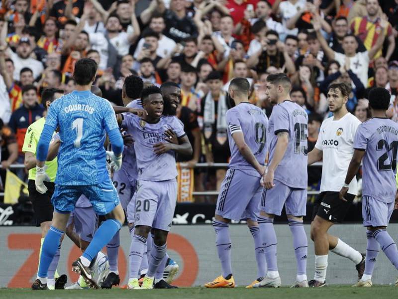 Vinicius fue expulsado en el duelo ante el Valencia por la liga española.