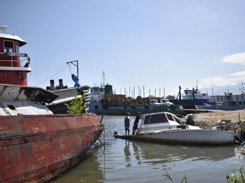 La mayoría de los barcos abandonados estan en la orilla del muelle de cabotaje de La Ceiba.